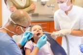 Kleiner Patient mit dem Zahnarzt
